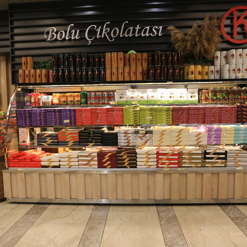 Markette Bolu çikolatası reyonu