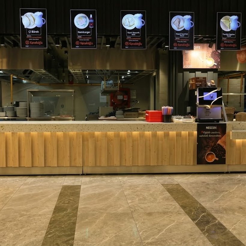 Fast food tezgâhı ve menü ekranları