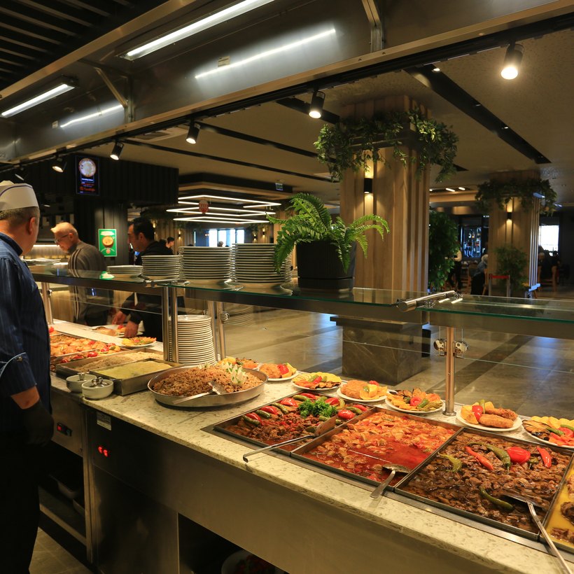 Restoranımızın sıcak yemek tezgâhı ve salonu