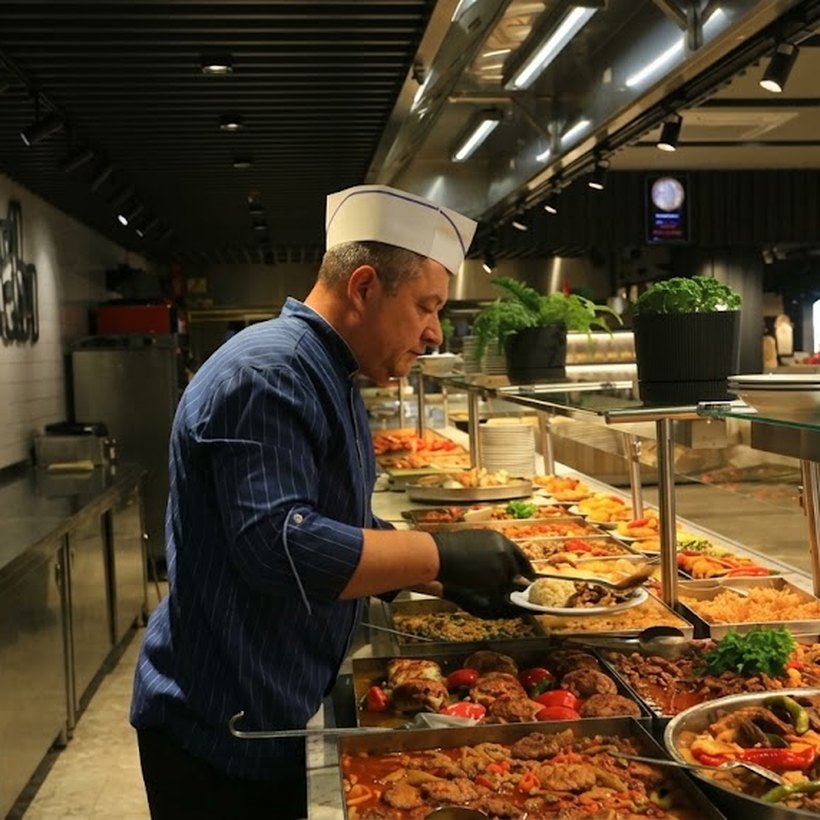 Şefimiz tabağınızı tezgâhtan hazırlıyor