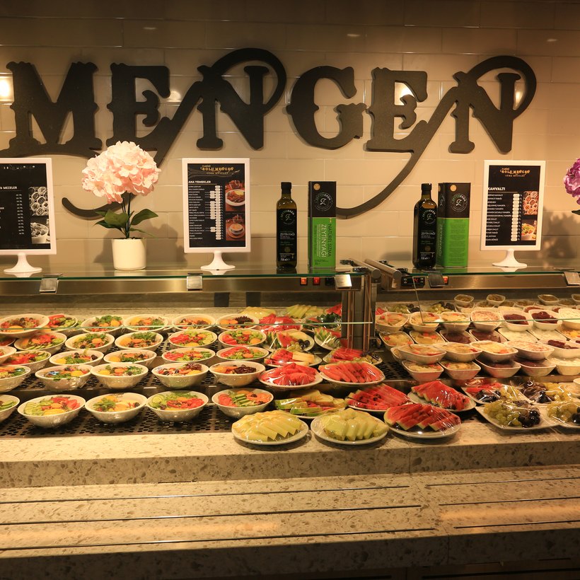 Salata, meze ve meyve tezgâhı
