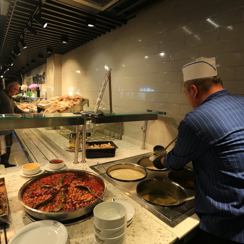 Şefimiz sıcak çorbaları servis ediyor