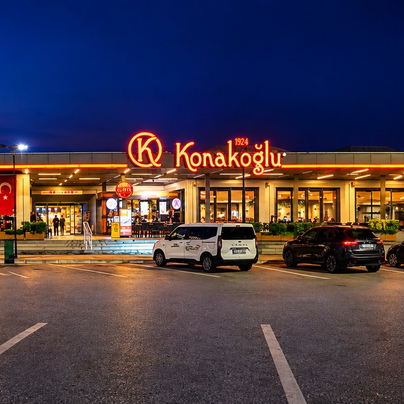 Konakoğlu 1924 tesisinin gece dış görünümü