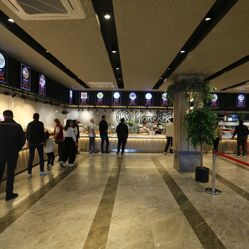 Self servis yemek tezgâhları ve menü ekranları