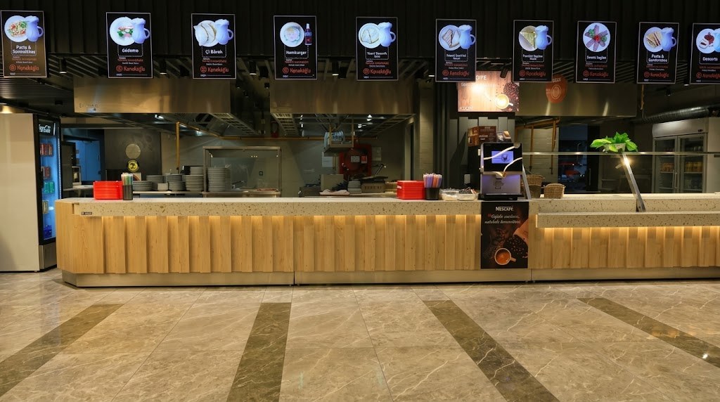 Fast food tezgâhı ve menü ekranları