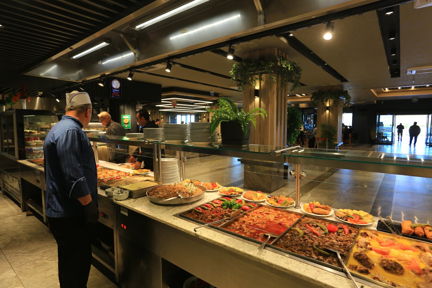 Restoranımızın sıcak yemek tezgâhı ve salonu