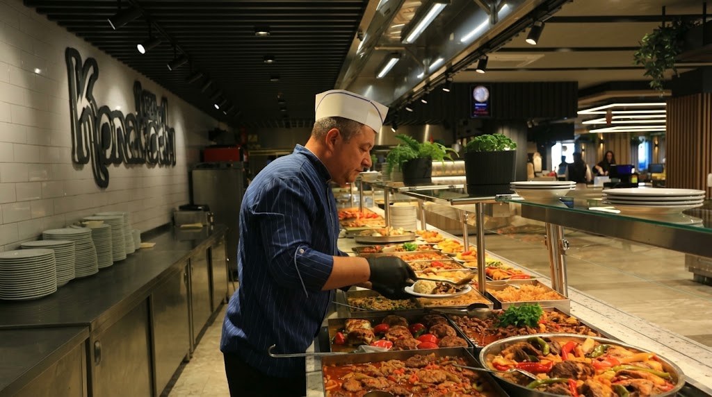 Şefimiz tabağınızı tezgâhtan hazırlıyor